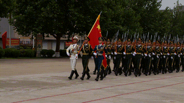 从“胖小伙儿”到阅兵旗手，他“逆袭”了！