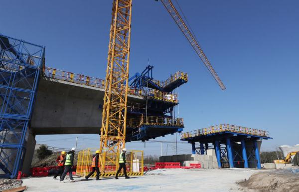 节日里，他们守护万家灯火