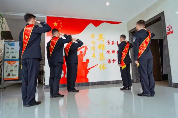 一等功×5!二等功×8!表彰合影时他们为何“躲了”? 一等功×5!二等功×8!表彰合影时他们为何“躲了”?