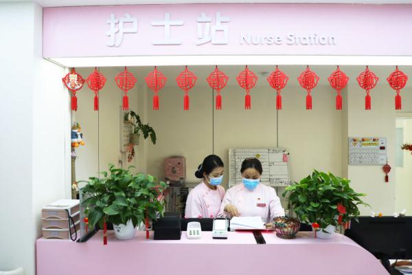 节日里，他们守护万家灯火