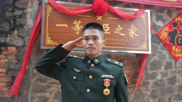 一等功臣柯东贤与弟弟柯东智相互勉励、逐梦军旅