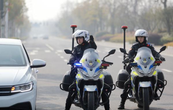 节日里，他们守护万家灯火