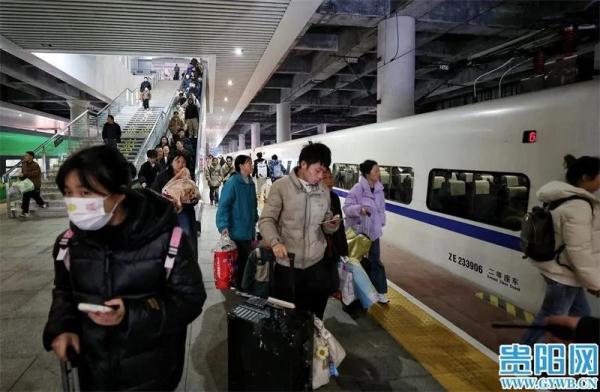 春节假期接近尾声 贵阳北站迎来返程高峰
