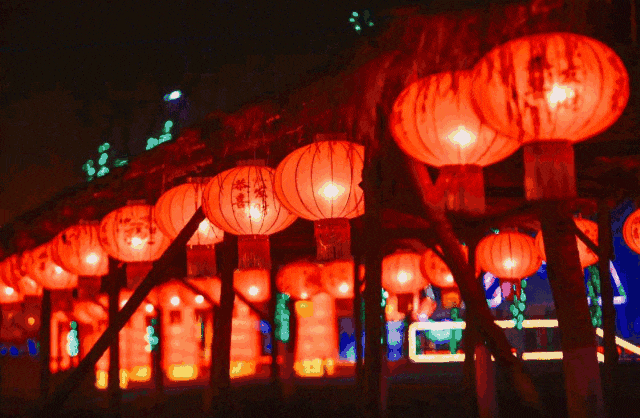 游鱼灯、打火花、赏花灯……这里的新年氛围感拉满了! 游鱼灯、打火花、赏花灯……这里的新年氛围感拉满了!