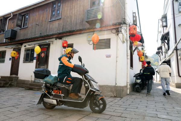节日里，他们守护万家灯火