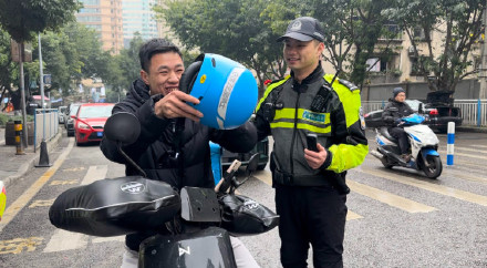 “你知道我在等你吗?” 重庆碎碎念交巡警小哥走红网络 “你知道我在等你吗?” 重庆碎碎念交巡警小哥走红网络