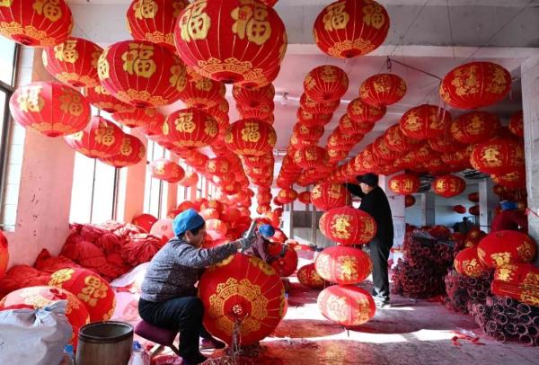 游鱼灯、打火花、赏花灯……这里的新年氛围感拉满了! 游鱼灯、打火花、赏花灯……这里的新年氛围感拉满了!