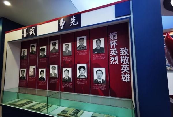 一等功×5!二等功×8!表彰合影时他们为何“躲了”? 一等功×5!二等功×8!表彰合影时他们为何“躲了”?