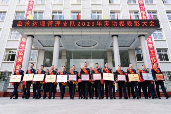 一等功×5!二等功×8!表彰合影时他们为何“躲了”? 一等功×5!二等功×8!表彰合影时他们为何“躲了”?