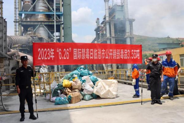 一等功×5!二等功×8!表彰合影时他们为何“躲了”? 一等功×5!二等功×8!表彰合影时他们为何“躲了”?