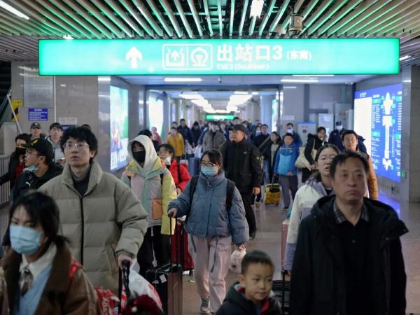 北京西站迎返程高峰，7号线上行方向今起运营至24点