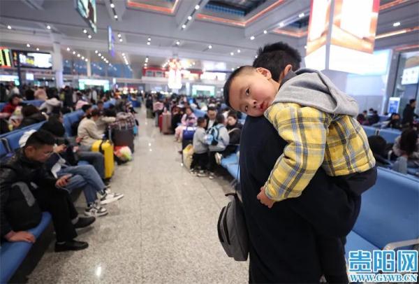 春节假期接近尾声 贵阳北站迎来返程高峰