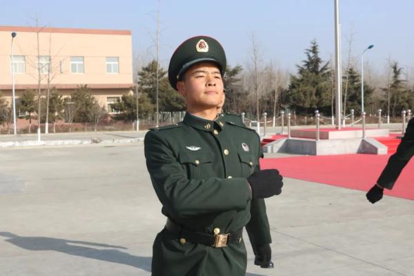 从“胖小伙儿”到阅兵旗手，他“逆袭”了！