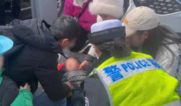 1亿多次围观!昆明女交警跪地救人 1亿多次围观!昆明女交警跪地救人