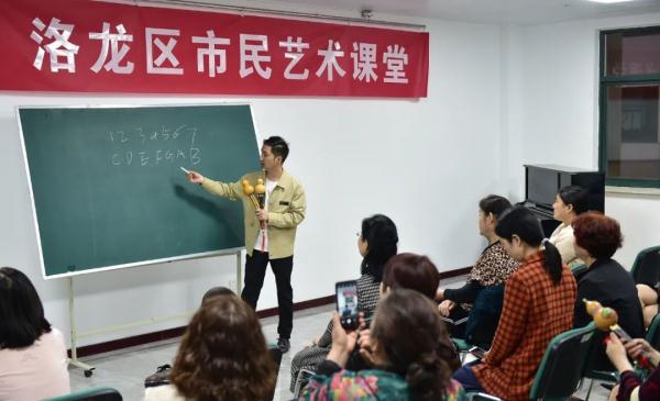 当年轻人涌入老年大学,“双向治愈”就这样发生了! 当年轻人涌入老年大学,“双向治愈”就这样发生了!