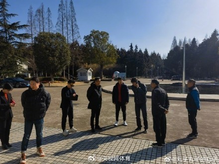 上海申花球员看望徐根宝 上海申花球员看望徐根宝