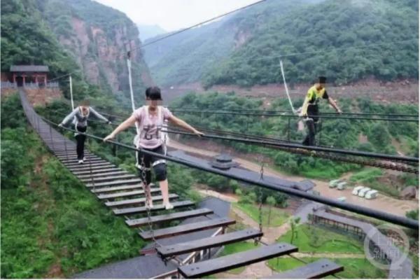 太吓人！游客“倒挂”半空，景区通报