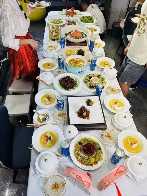 忙疯!26岁小伙月入5万元,春节订单天天爆满,已排到3月份…… 忙疯!26岁小伙月入5万元,春节订单天天爆满,已排到3月份……