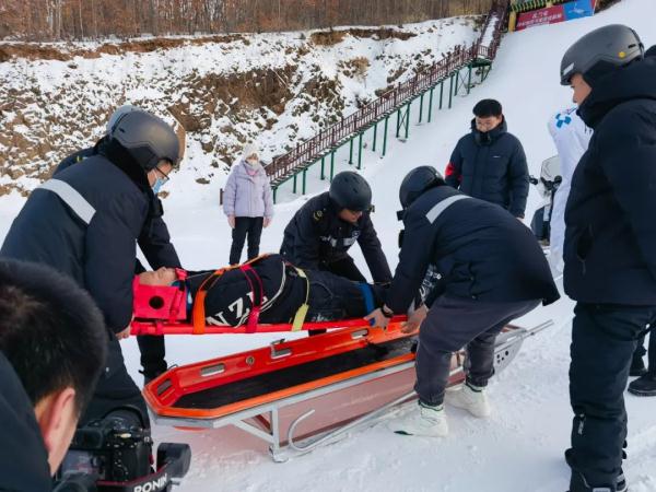 不比赛,却要在4分钟内到达赛道!“滑雪医生”这样炼成 不比赛,却要在4分钟内到达赛道!“滑雪医生”这样炼成