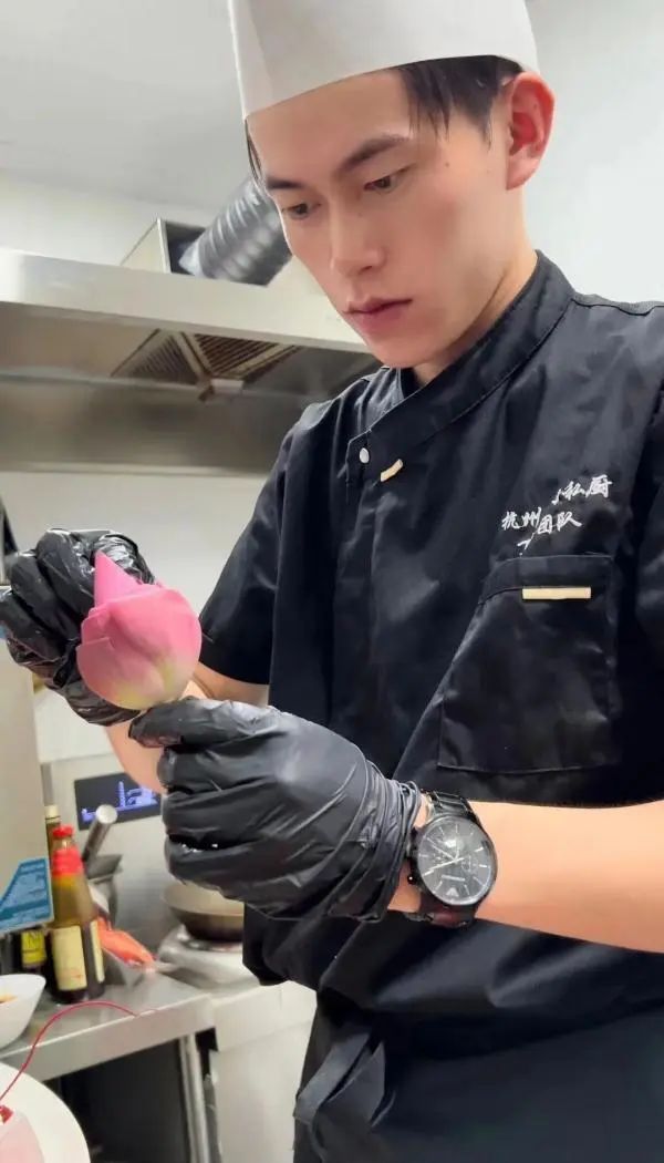 忙疯!26岁小伙月入5万元,春节订单天天爆满,已排到3月份…… 忙疯!26岁小伙月入5万元,春节订单天天爆满,已排到3月份……