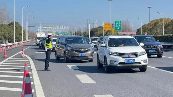 返程客流最高峰来了!上海警方预测:今天将有7万车次经G40返沪,提醒→ 返程客流最高峰来了!上海警方预测:今天将有7万车次经G40返沪,提醒→