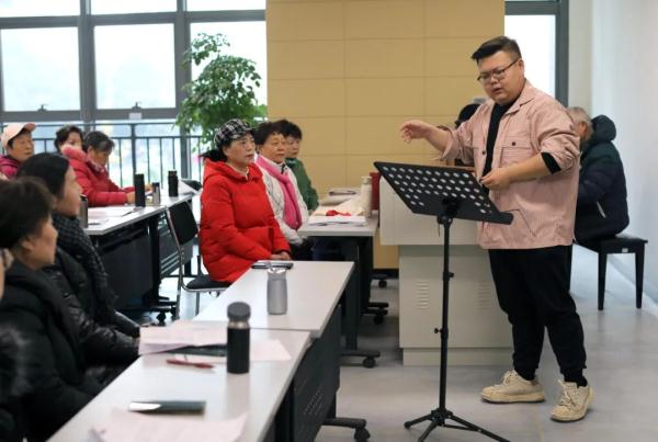 当年轻人涌入老年大学,“双向治愈”就这样发生了! 当年轻人涌入老年大学,“双向治愈”就这样发生了!