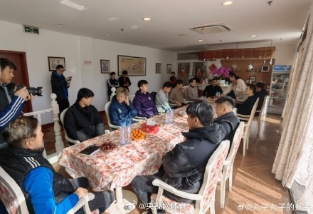 上海申花球员看望徐根宝 上海申花球员看望徐根宝