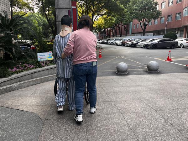 “被跳楼者砸中的女孩”，一家四口团圆在新年里