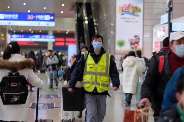 从灶台到站台 高铁“外卖员”争分夺秒为旅客送上一碗热饭