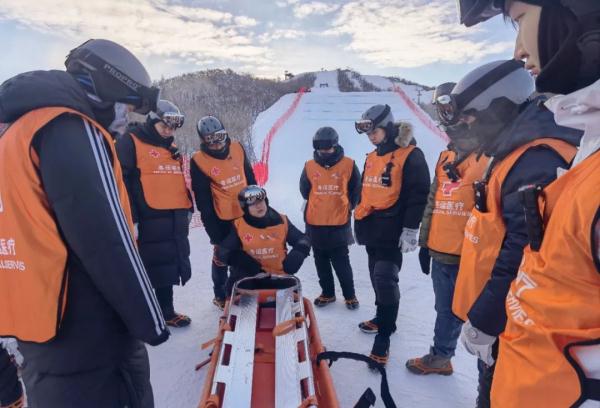 不比赛,却要在4分钟内到达赛道!“滑雪医生”这样炼成 不比赛,却要在4分钟内到达赛道!“滑雪医生”这样炼成