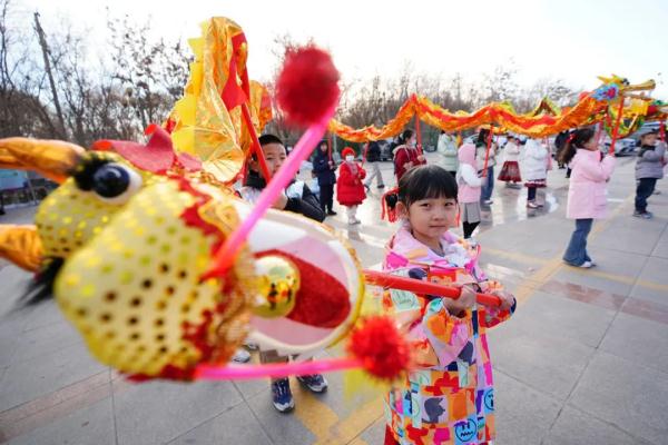 剪窗花、舞龙、画糖画……这里为孩子们拉满“春节仪式感” 剪窗花、舞龙、画糖画……这里为孩子们拉满“春节仪式感”