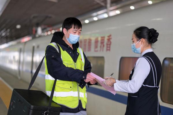 从灶台到站台 高铁“外卖员”争分夺秒为旅客送上一碗热饭