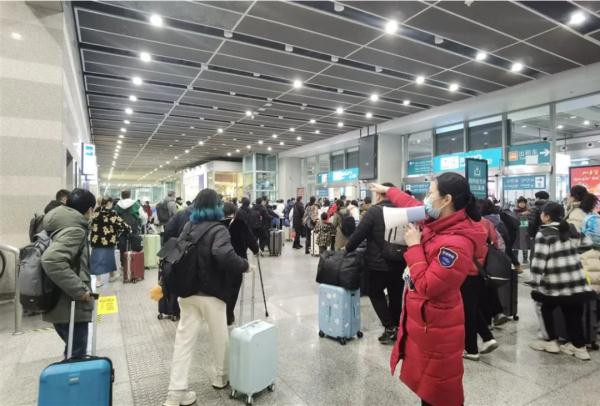 返程客流最高峰来了!上海警方预测:今天将有7万车次经G40返沪,提醒→ 返程客流最高峰来了!上海警方预测:今天将有7万车次经G40返沪,提醒→