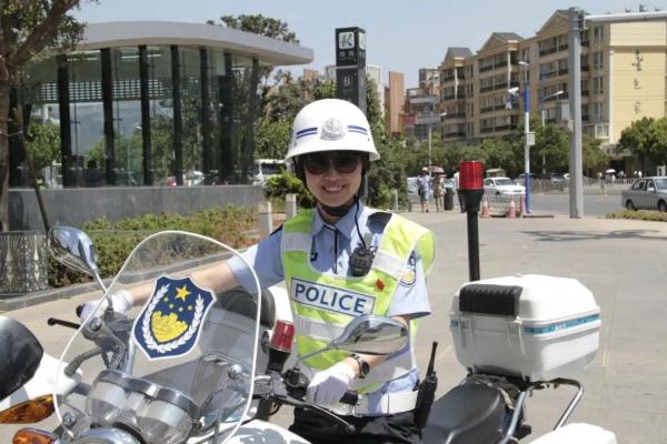 1亿多次围观!昆明女交警跪地救人 1亿多次围观!昆明女交警跪地救人