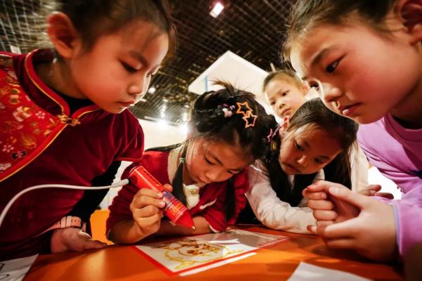 剪窗花、舞龙、画糖画……这里为孩子们拉满“春节仪式感” 剪窗花、舞龙、画糖画……这里为孩子们拉满“春节仪式感”