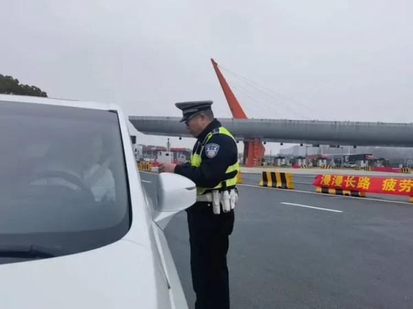 返程客流最高峰来了!上海警方预测:今天将有7万车次经G40返沪,提醒→ 返程客流最高峰来了!上海警方预测:今天将有7万车次经G40返沪,提醒→