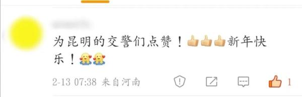 1亿多次围观!昆明女交警跪地救人 1亿多次围观!昆明女交警跪地救人