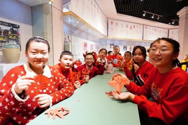 剪窗花、舞龙、画糖画……这里为孩子们拉满“春节仪式感” 剪窗花、舞龙、画糖画……这里为孩子们拉满“春节仪式感”