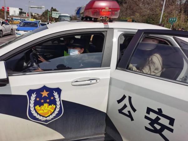 1亿多次围观!昆明女交警跪地救人 1亿多次围观!昆明女交警跪地救人