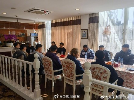 上海申花球员看望徐根宝 上海申花球员看望徐根宝