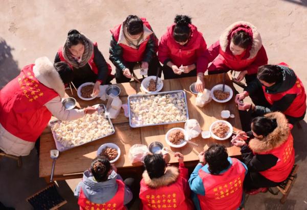 当年轻人涌入老年大学,“双向治愈”就这样发生了! 当年轻人涌入老年大学,“双向治愈”就这样发生了!