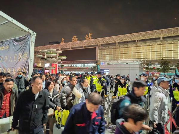 大流量“如约而至”,铁路上海站预计到达旅客75.4万人次,刷新历史记录 大流量“如约而至”,铁路上海站预计到达旅客75.4万人次,刷新历史记录