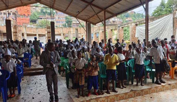 中国第27批赴刚果(金)维和医疗分队与驻在地公立学校共庆中国年 中国第27批赴刚果(金)维和医疗分队与驻在地公立学校共庆中国年