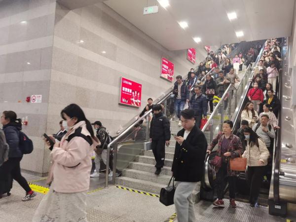 大流量“如约而至”,铁路上海站预计到达旅客75.4万人次,刷新历史记录 大流量“如约而至”,铁路上海站预计到达旅客75.4万人次,刷新历史记录