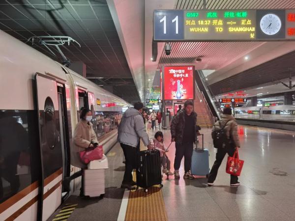 大流量“如约而至”,铁路上海站预计到达旅客75.4万人次,刷新历史记录 大流量“如约而至”,铁路上海站预计到达旅客75.4万人次,刷新历史记录