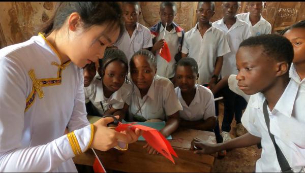 中国第27批赴刚果(金)维和医疗分队与驻在地公立学校共庆中国年 中国第27批赴刚果(金)维和医疗分队与驻在地公立学校共庆中国年