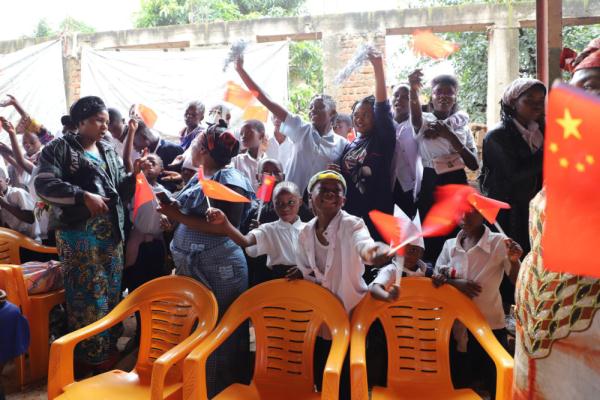 中国第27批赴刚果(金)维和医疗分队与驻在地公立学校共庆中国年 中国第27批赴刚果(金)维和医疗分队与驻在地公立学校共庆中国年