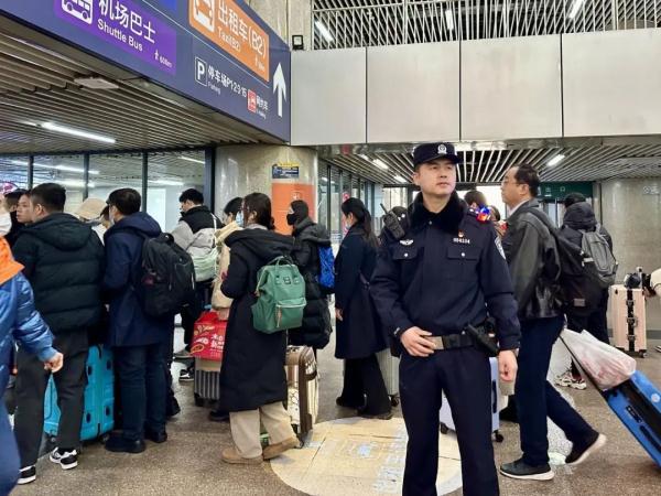 火车站春运返程高峰来了!北京警方提示 火车站春运返程高峰来了!北京警方提示
