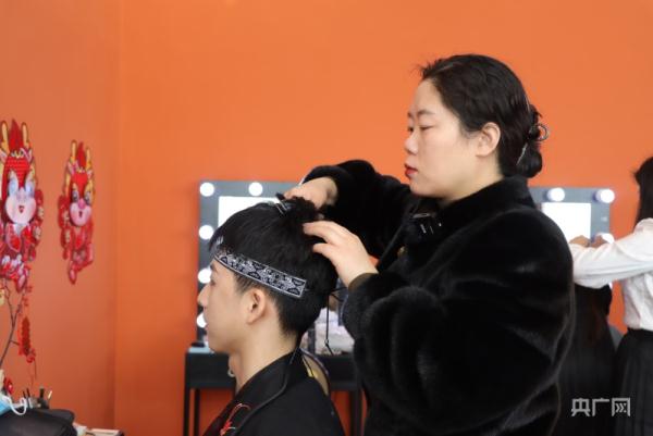 带你“穿越时空” 复刻旧时光——古装妆造师 带你“穿越时空” 复刻旧时光——古装妆造师