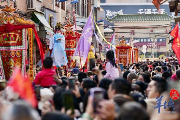 万人空巷赏飘色!广州番禺员岗村飘色巡游回归啦 万人空巷赏飘色!广州番禺员岗村飘色巡游回归啦